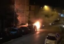 Tirreno Cosentino. Auto colpita da un petardo va a fuoco. Attimi di paura