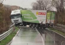Tir sbanda e finisce di traverso sulla statale. Traffico bloccato nel cosentino