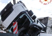 Camion sbanda e si ribalta. Accade nel cosentino. Un ferito