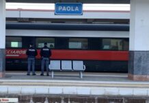 Maresciallo eroe salva una ragazza sui binari: tragedia sfiorata a Paola