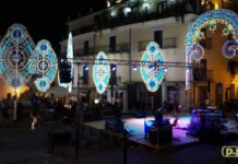 Paola. Cambia (tra le polemiche) la location del concerto di Rocco Hunt. Le luminarie dividono la città