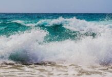 Tirreno Cosentino. In balia delle onde. Bagnante riportato a riva da un giovane