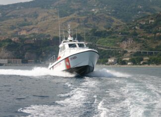 Tragedia in Calabria, scontro tra un gommone e una barca nel porto: muore un giovane, altri due feriti