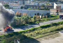 Auto in fiamme mentre è in marcia. Paura in Calabria