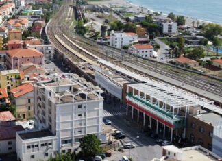 Cade sul treno regionale partito da Paola e diretto a Napoli: centenario si frattura il femore