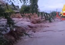 Maltempo in Calabria: allagata la Statale 280, esondano i torrenti, cittadini soccorsi con i gommoni