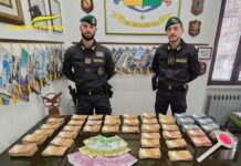 Viaggiavano con 250mila euro in contanti in auto