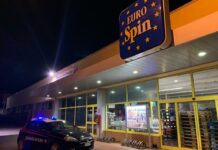 Paura all’Eurospin nel cosentino: rapina una dipendente e si fa consegnare l’incasso