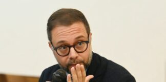 Scale Oltre contro l’assessore Orrico: «un jukebox rotto che non risponde alla città»