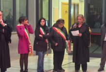 Paola, il CPO illumina di rosso il Tribunale contro la violenza sulle donne – FOTO