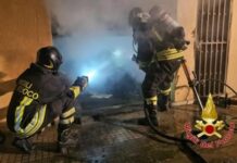 Incendio in un magazzino. Intervengono i vigili del fuoco