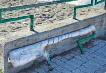 Belvedere M.mo, i corrimano dismessi «parcheggiati» sul lungomare – FOTO