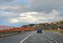 San Lucido, lavori alla rotatoria del bivio nord fermi. Scatta la protesta – FOTO