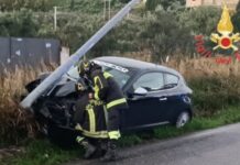 Auto contro un palo. Intervento dei Vigili del Fuoco
