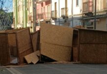 Paola. Vento e raffiche. Divelte le casette del mercatino natalizio