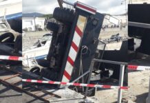 San Lucido, grave incidente al porto, si ribalta mezzo pesante – FOTO