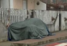 Diamante. Donna dorme per strada sotto la pioggia. La denuncia del consigliere Liserre