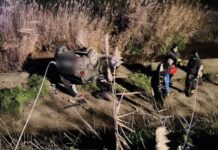 Auto si ribalta più volte e rischia di finire in un canalone pieno d’acqua