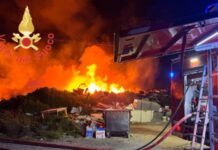 Incendio in una discarica abusiva. Vigili del Fuoco al lavoro per evitare il peggio