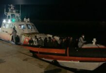 La Guardia costiera salva 130 migranti nel mare in tempesta