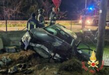 Perde il controllo della propria auto e finisce contro il muro di un’abitazione