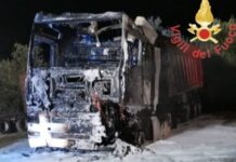 Distrutto dalle fiamme un camion cassonato in Calabria. Ipotesi dolosa