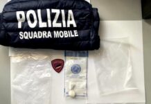 Contrasto allo spaccio di stupefacenti: Polizia fa irruzione in una casa e trova cocaina