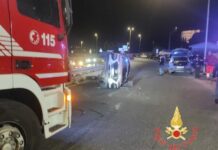 Auto si ribalta. Grande paura. Vigili del fuoco in azione