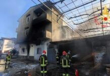 Incendio devasta un magazzino in Calabria, una persona ferita