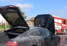 Paura in provincia di Cosenza. Auto in fiamme davanti una scuola