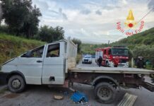 Furgone si schianta contro un muro. Tre i feriti: per uno di loro necessario l’elisoccorso