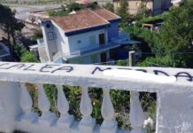 Scritte offensive contro la vicina Scalea. Vandalizzato il belvedere di Praia a Mare. Sbotta il sindaco De Lorenzo
