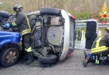 Scontro frontale tra due auto: tre feriti e disagi alla circolazione