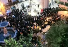 Piazza del Popolo stracolma per la prima uscita Di Natale «60% del mio stipendio per il sostegno alle fragilità sociali»