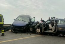 Frontale tra due auto: una rimane in bilico sul guardrail. Quattro feriti in ospedale