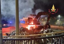 Fiamme in un cantiere. Distrutti mezzi di proprietà di una ditta privata