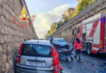 Incidente tra due auto, grave uno dei conducenti