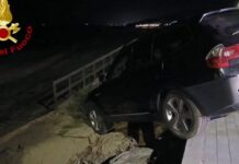 Auto coinvolta in incidente stradale sul lungomare finisce sulla spiaggia