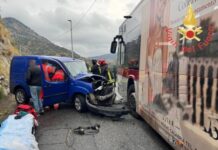 Gravissimo incidente stradale tra un doblò e un autobus
