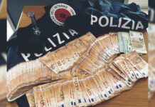 Denunciato per riciclaggio un uomo di 40 anni trovato in possesso di 17.500 euro in contanti