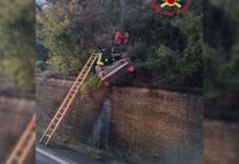 Auto finisce in una scarpata di 15 metri. Tragedia sfiorata in Calabria