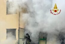 Paura per un incendio in un edificio scolastico: danni e locali inagibili