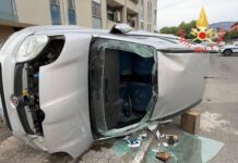 Incidente stradale tra due auto, una si ribalta sull’asfalto