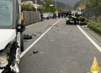 Incidente stradale. Conducente incastrata nelle lamiere