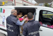 Giro d’Italia 2026, sequestrati 14mila gadget irregolari sul Tirreno Cosentino: maxi sanzione da 25mila euro