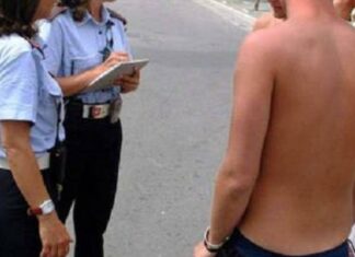 Scalea, vietato girare a torso nudo nel centro, ordinanza del Sindaco: multe per centinaia di euro