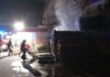 Incendio sul Tirreno Cosentino, fiamme nel compattatore dei rifiuti di un supermercato: paura tra i residenti e intervento dei soccorsi
