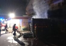 Incendio sul Tirreno Cosentino, fiamme nel compattatore dei rifiuti di un supermercato: paura tra i residenti e intervento dei soccorsi