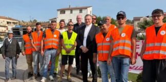 Il Vescovo Mons. Rega in visita al presidio degli agricoltori allo Scalo di San Marco Argentano