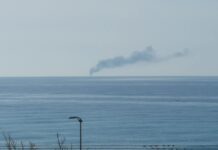 imbarcazione al largo della costa tirrenica va a fuoco